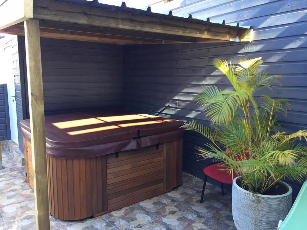 Nicole Residence Avec Piscine Chauffee & Jacuzzi Saint-Andre Exterior photo