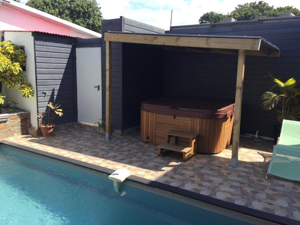 Nicole Residence Avec Piscine Chauffee & Jacuzzi Saint-Andre Exterior photo