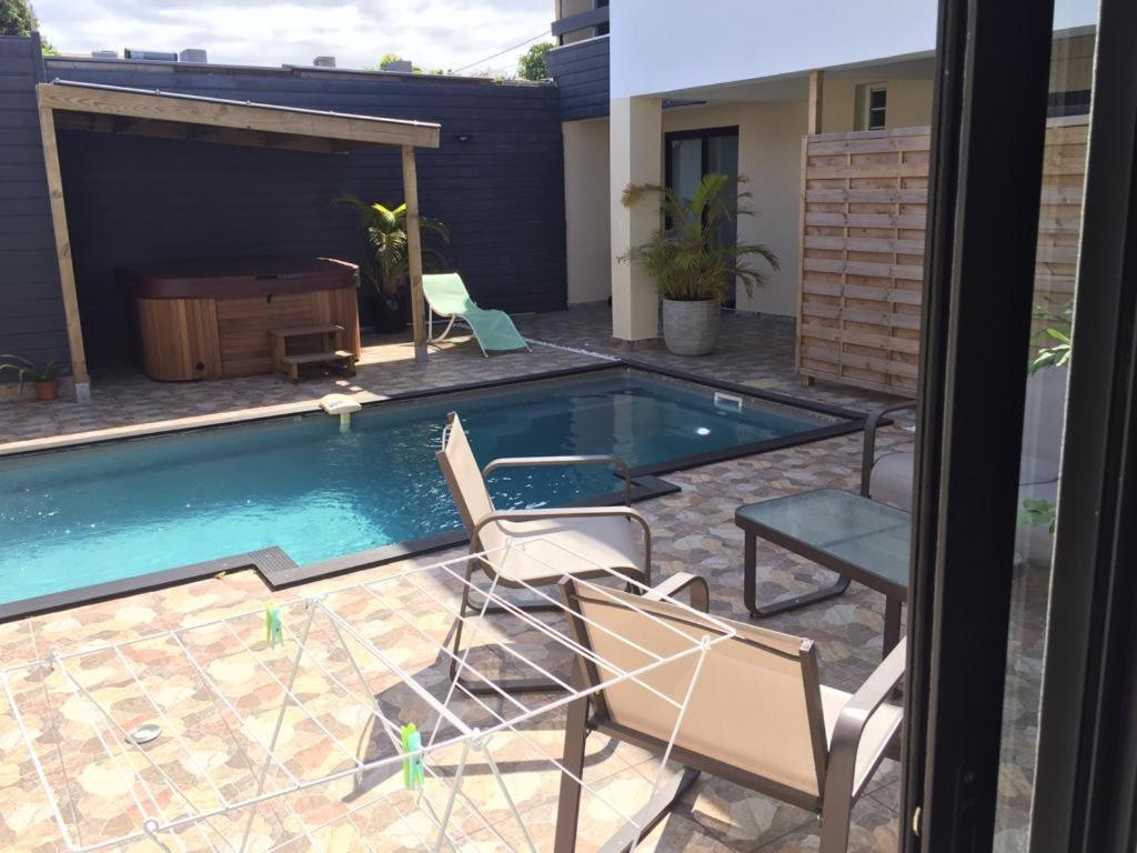 Nicole Residence Avec Piscine Chauffee & Jacuzzi Saint-Andre Exterior photo